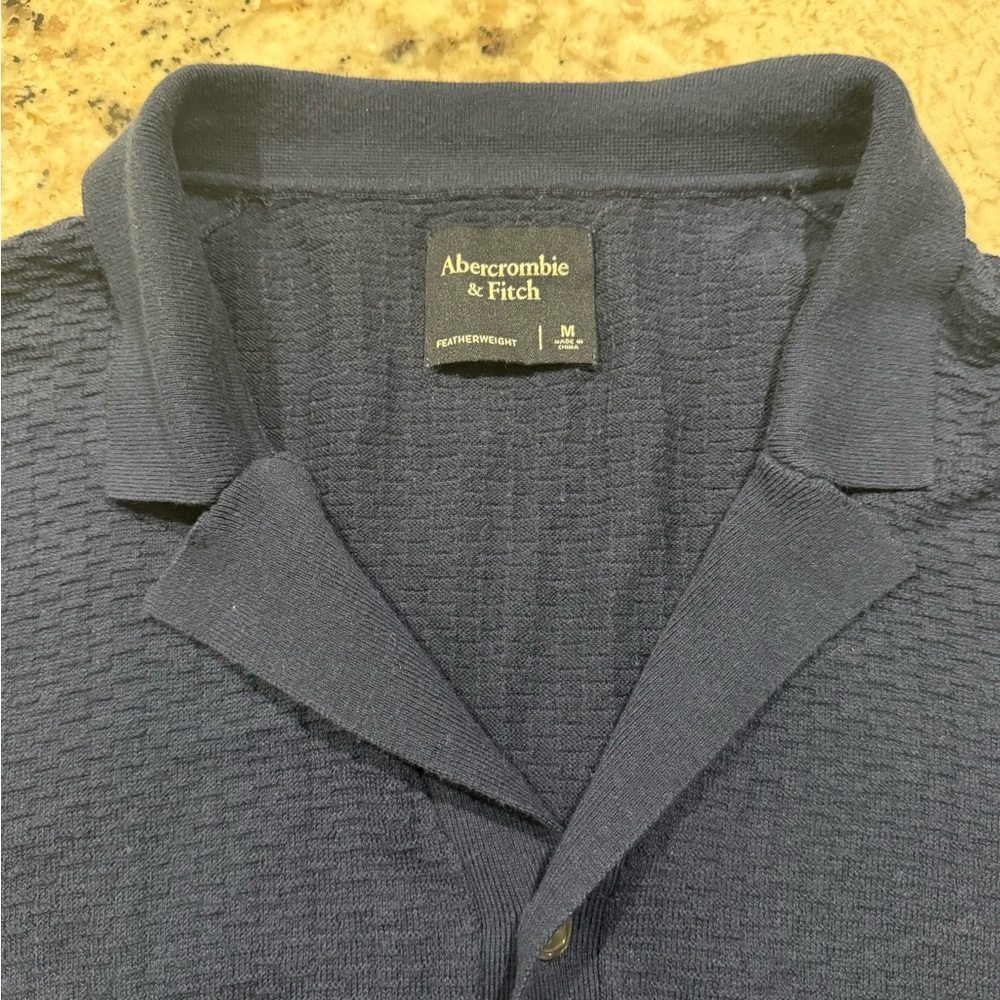 *GENTLY WORN* Abercrombie & Fitch Men's Size M Featherweight Button-Up - Picture 7 of 9